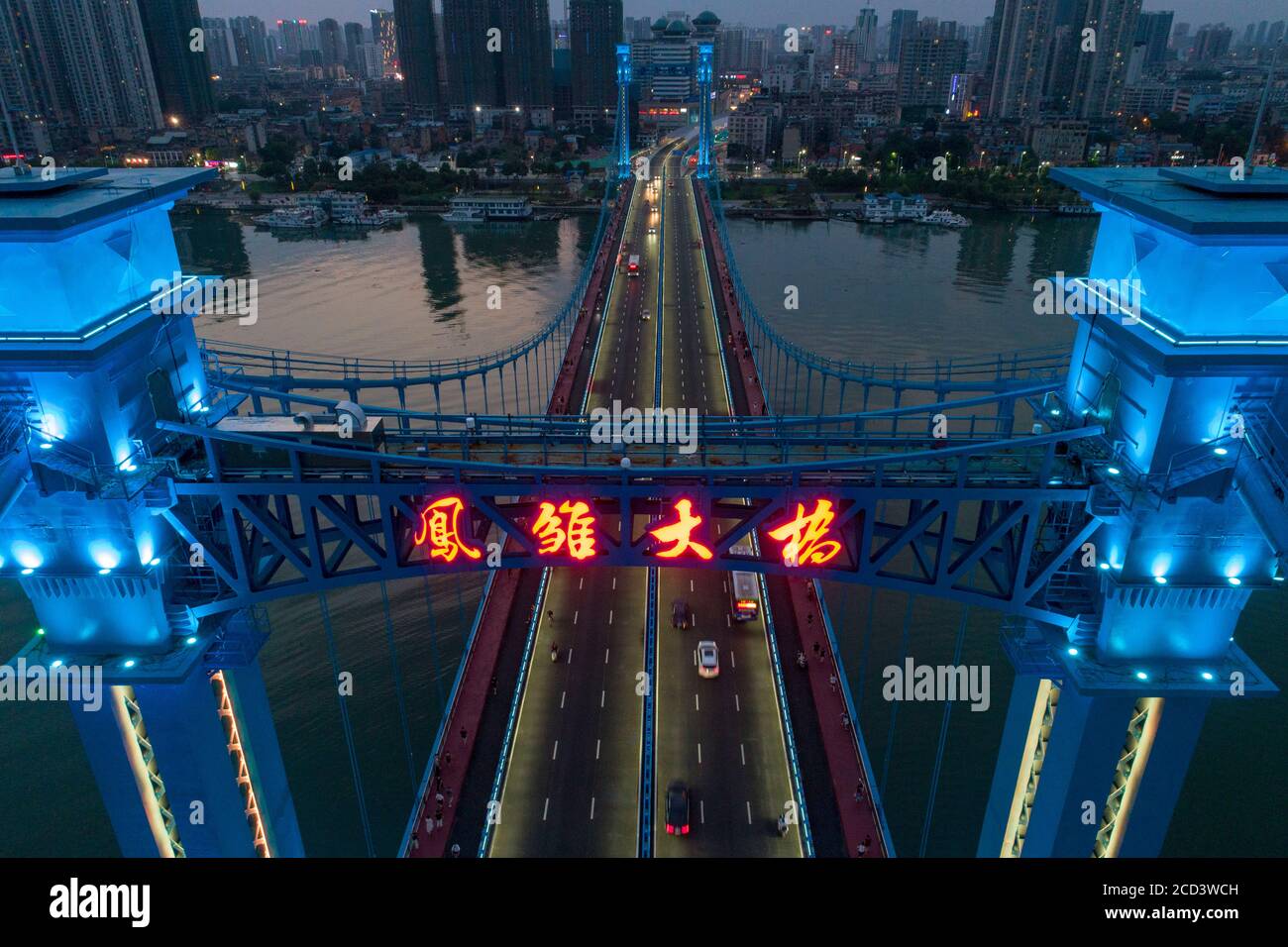Vue aérienne du pont Fengchu dans la ville de Xiangyang, province de Hubei, au sud de la Chine, 30 juin 2020. Banque D'Images