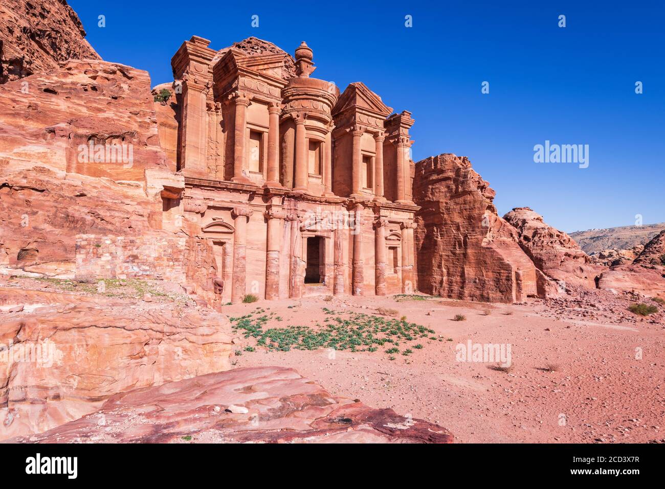 Petra, Jordanie. Ad Deir, le monastère, est un bâtiment monumental sculpté dans la roche de l'ancienne ville jordanienne de Pétra, Wadi Musa Banque D'Images