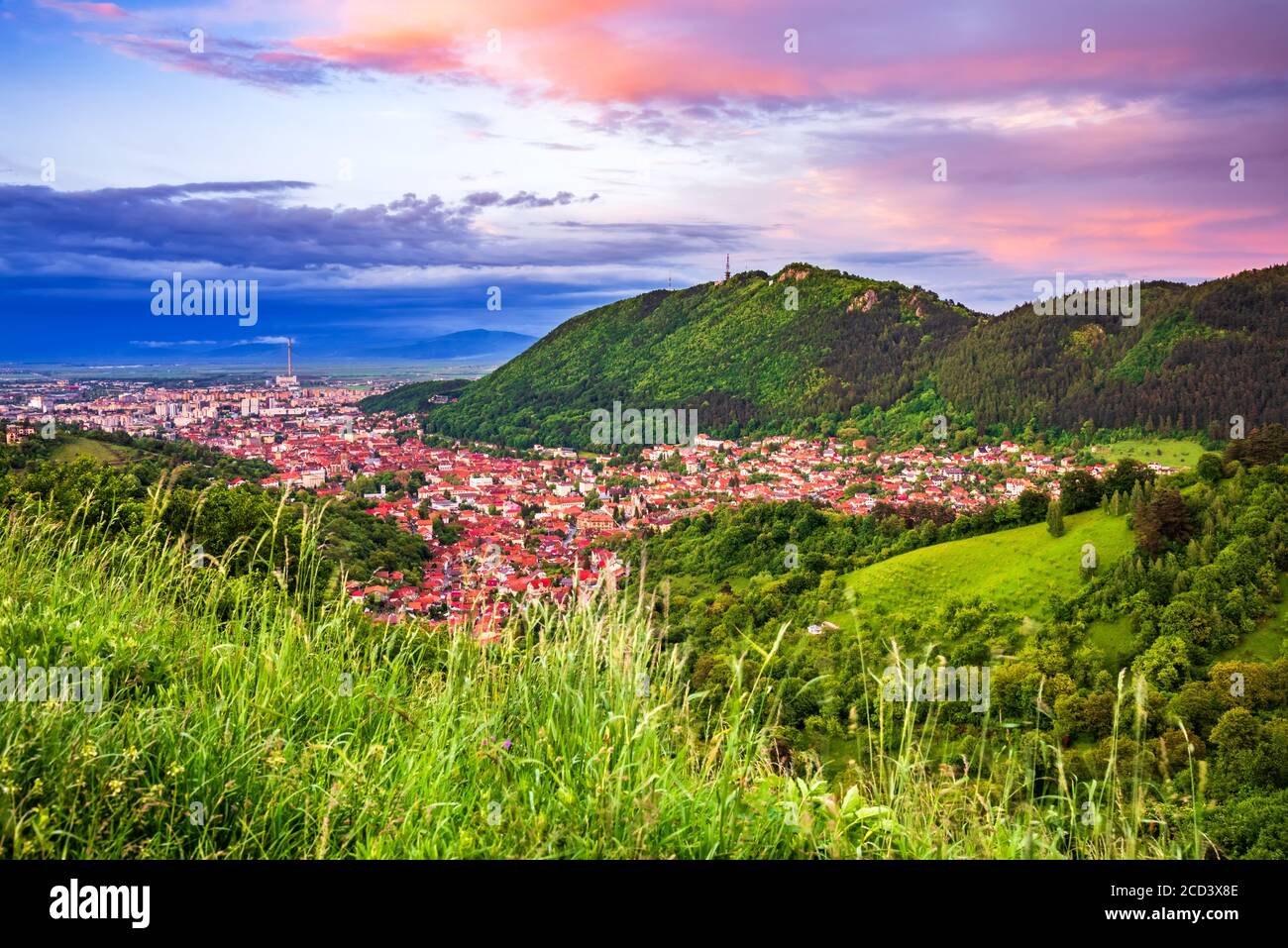 Brasov, Roumanie. Vue panoramique du centre-ville de Brasov depuis Belvedere avec Tampa Mountain Blue Hour paysage étonnant. Banque D'Images