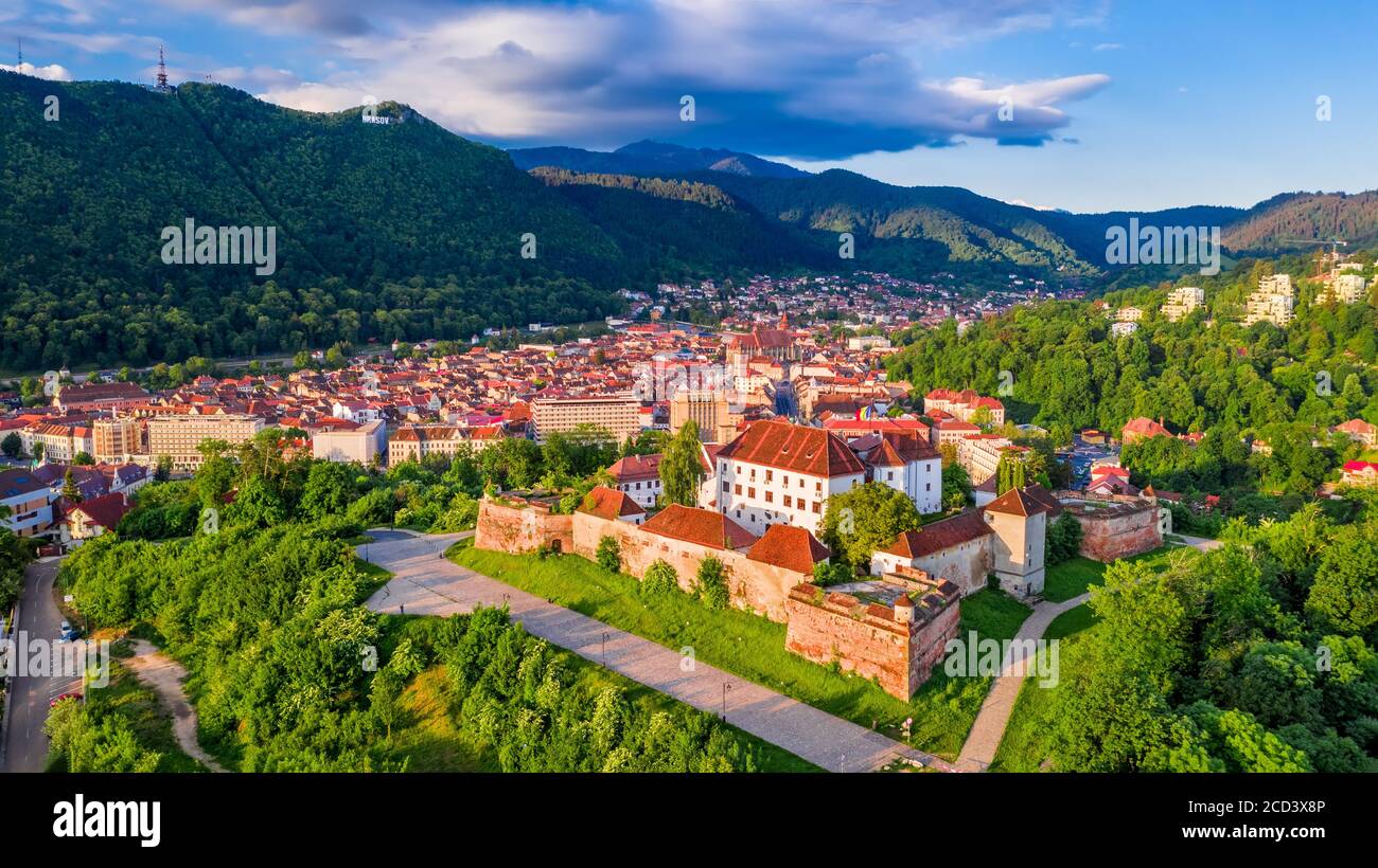 Brasov, Transylvanie- vue imprenable sur le lever du soleil depuis la Citadelle, forteresse médiévale en Roumanie Banque D'Images