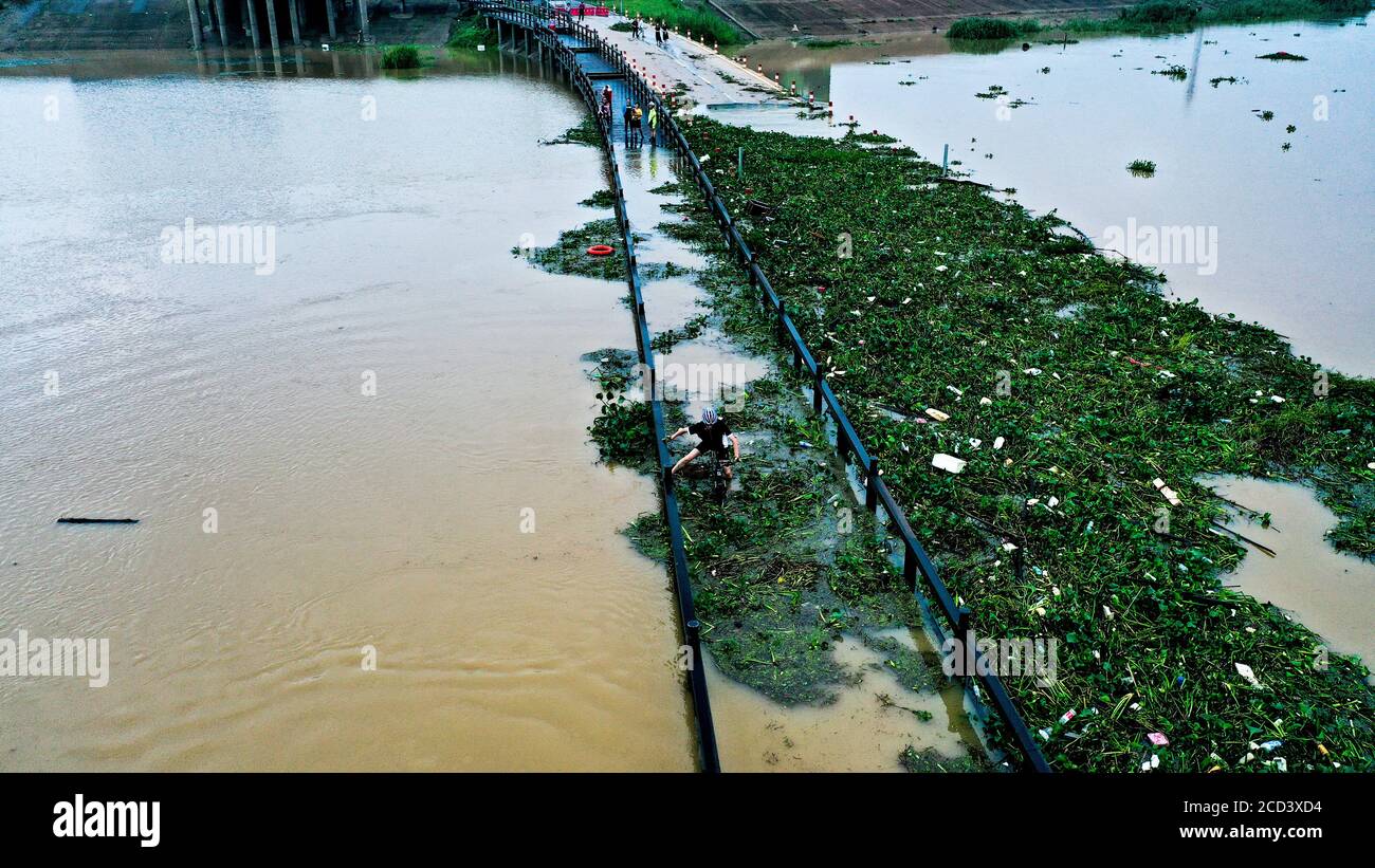 Vue aérienne de la route de Yongwu Section de Dahuchi submergée par l'eau en raison d'une tempête constante dans la ville de Jiujiang, province de Jiangxi en Chine orientale, 5 juillet 202 Banque D'Images