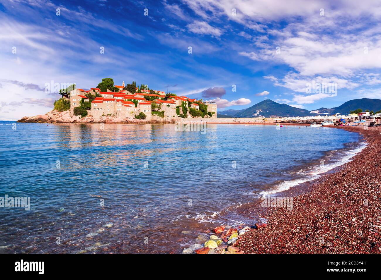 Île de Sveti Stefan à Budva, Monténégro, charmante île de la mer Adriatique bleue. Banque D'Images