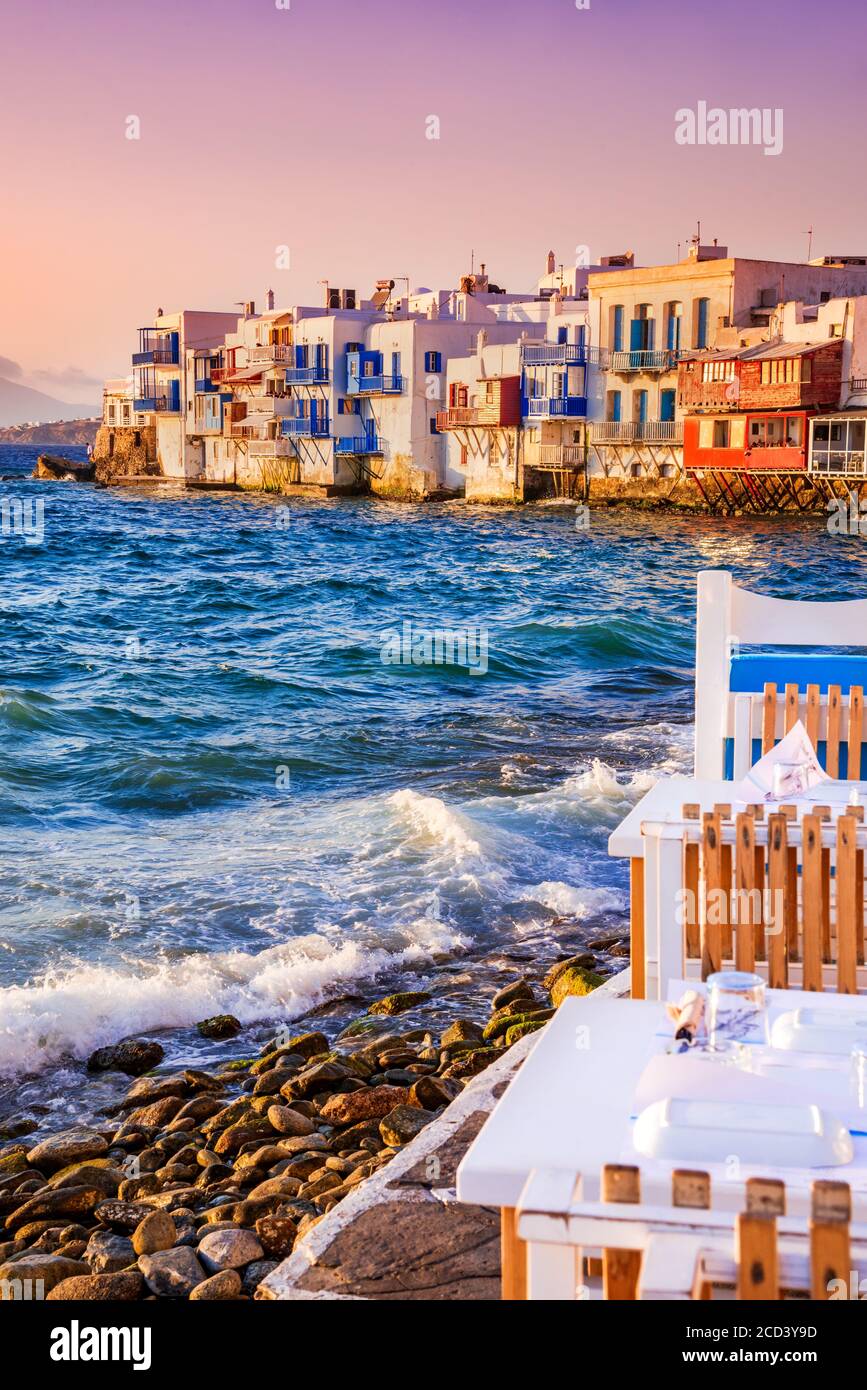 Mykonos, Grèce. Taverne grecque typique de la petite Venise, partie des îles grecques sur la mer Égée. Banque D'Images
