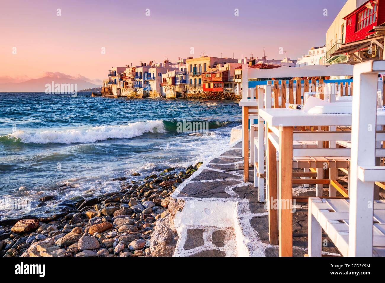 Petite Venise, Mykonos. Taverne grecque typique des îles Cyclades, une partie de la Grèce sur la mer Égée. Banque D'Images