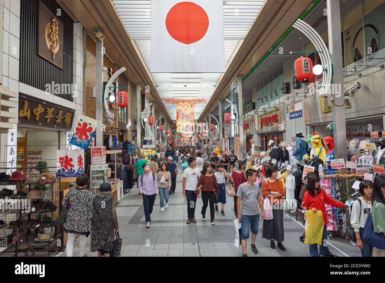 Piétons et acheteurs dans le quartier commerçant d'Osu, à Nagoya, au Japon. Banque D'Images