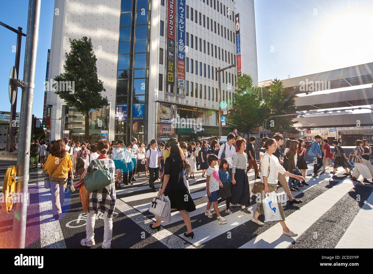 Piétons et acheteurs près de la gare de Nagoya, Japon. Banque D'Images