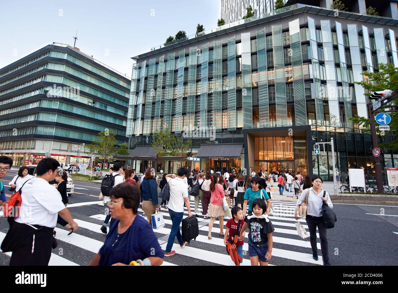 Piétons et acheteurs près de la gare de Nagoya, Japon. Banque D'Images