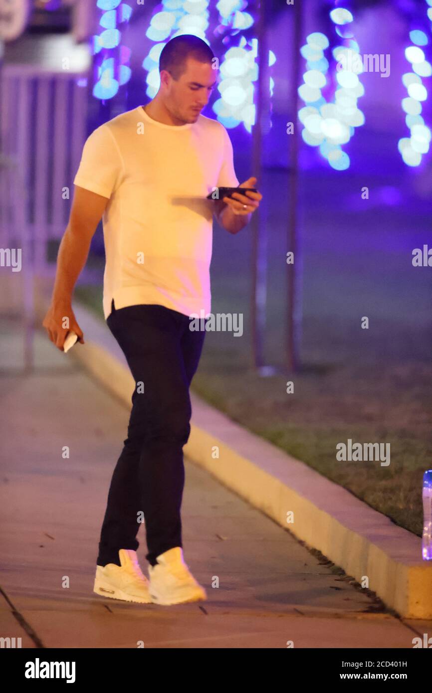 Washington, DC, États-Unis. 25 août 2020. J. T. Realmuto de la Ligue majeure de baseball Philadelphie Phillies quitte Nationals Park après leur perte contre les ressortissants de Washington pendant la saison Covid-19 raccourcie par la pandémie le 25 août 2020. Crédit : Mpi34/Media Punch/Alamy Live News Banque D'Images