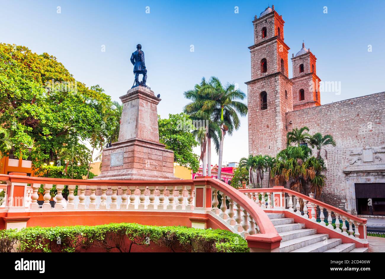 Merida, Mexique. Place coloniale hispanique et église dans le Parque Hidalgo, péninsule du Yucatan, Méso-Amérique Banque D'Images
