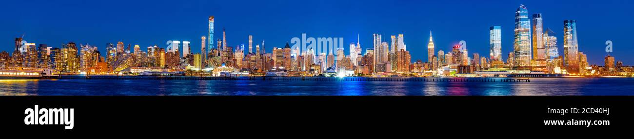New York, États-Unis d'Amérique - vue panoramique de mi-Manhattan la nuit, depuis Union City et Hudson River. Banque D'Images