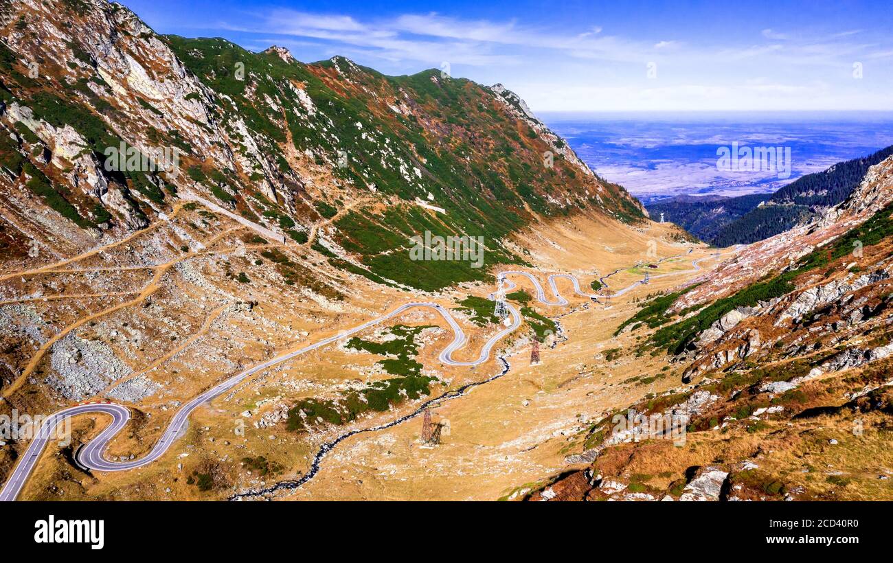 Route sinueuse Transfagarasan à travers les Carpathian Mountains à l'automne. Vue aérienne par drone en Roumanie. Banque D'Images