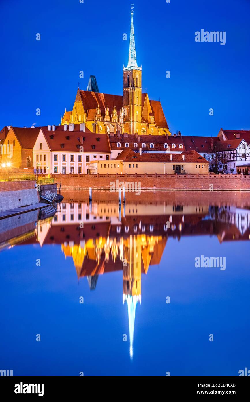 Wroclaw, Pologne. L'île historique de la cathédrale dans la vieille ville de Wroclaw avec le reflet de l'eau de la rivière Oder. Banque D'Images