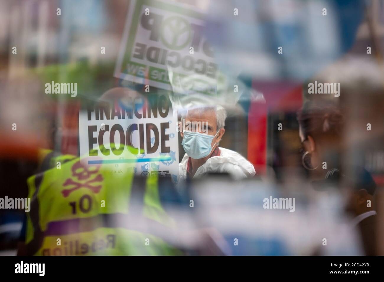 Londres, Royaume-Uni. 26 août 2020. Extinction les membres de la rébellion protestent à l'extérieur de Barclays Bank, Clapham Junction, sud de Londres. XR poursuit sa campagne ‘Sharklays’, enquêtant sur la Barclays Bank pour crimes contre l’humanité et la planète. XR affirment que Barclays est maintenant le plus grand investisseur européen dans les combustibles fossiles. Crédit : Neil Atkinson/Alay Live News Banque D'Images