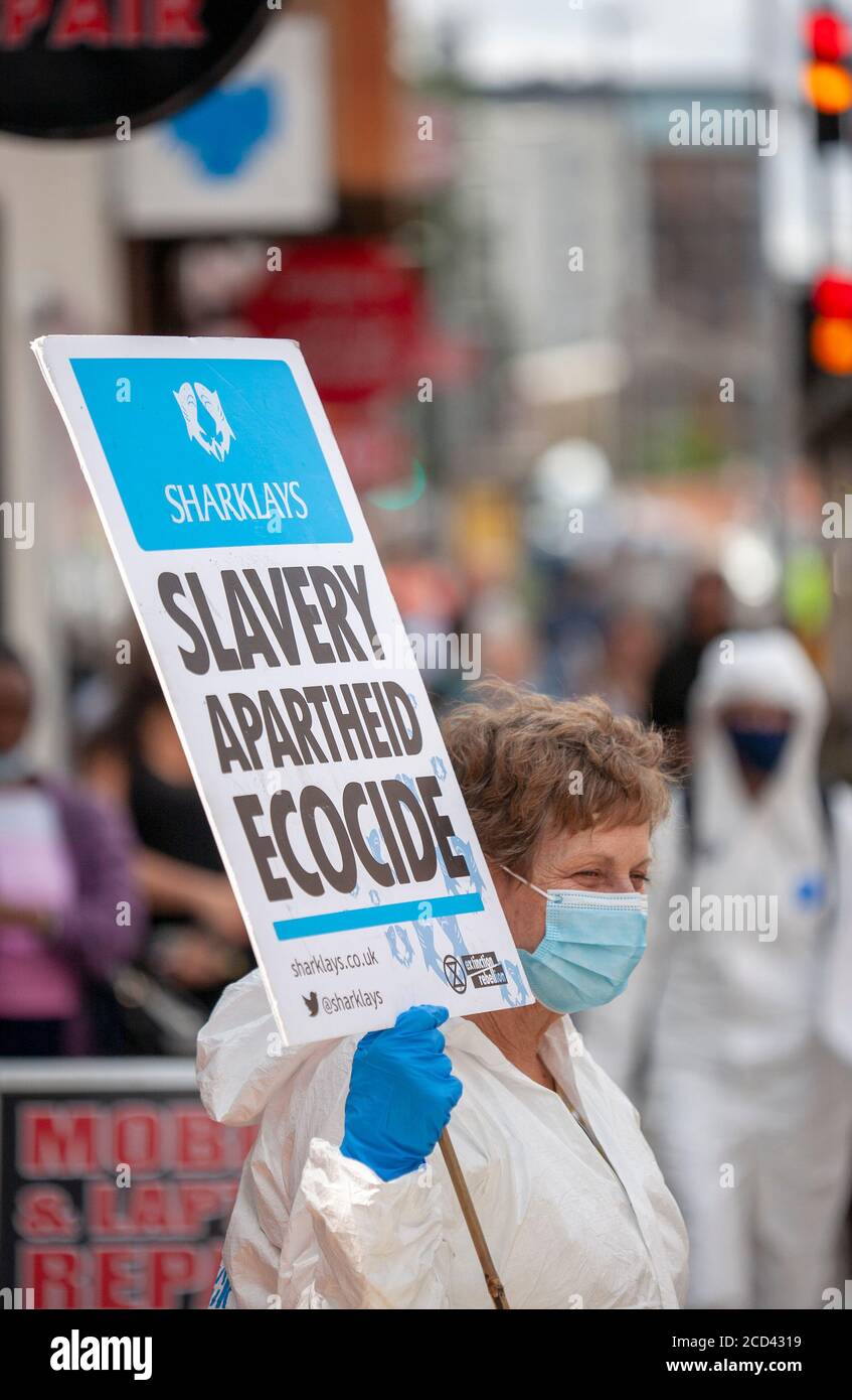 Londres, Royaume-Uni. 26 août 2020. Extinction les membres de la rébellion protestent à l'extérieur de Barclays Bank, Clapham Junction, sud de Londres. XR poursuit sa campagne ‘Sharklays’, enquêtant sur la Barclays Bank pour crimes contre l’humanité et la planète. XR affirment que Barclays est maintenant le plus grand investisseur européen dans les combustibles fossiles. Crédit : Neil Atkinson/Alay Live News Banque D'Images