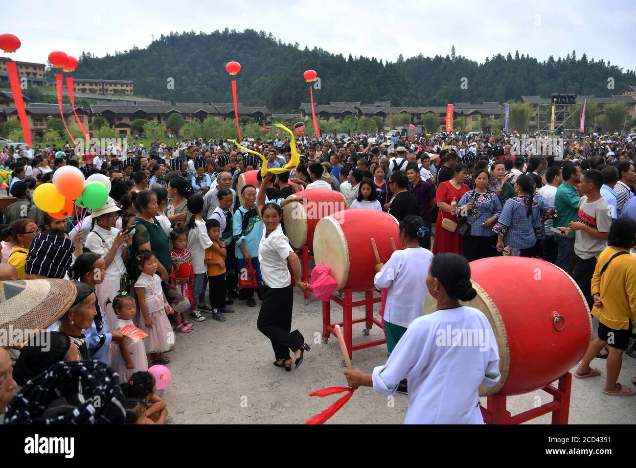 Les gens participent à la compétition de drum au Festival de la chanson folklorique double six qui a eu lieu dans le comté autonome de Chengbu Miao, dans la province de Hunan, au centre de la Chine, le 26 juillet Banque D'Images
