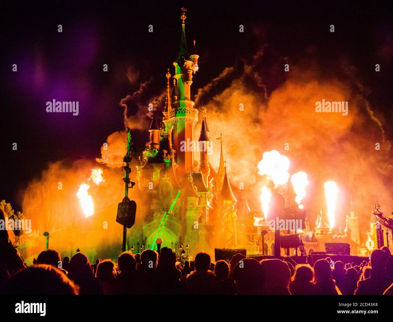 Disneyland Paris, château avec feux d'artifice Banque D'Images