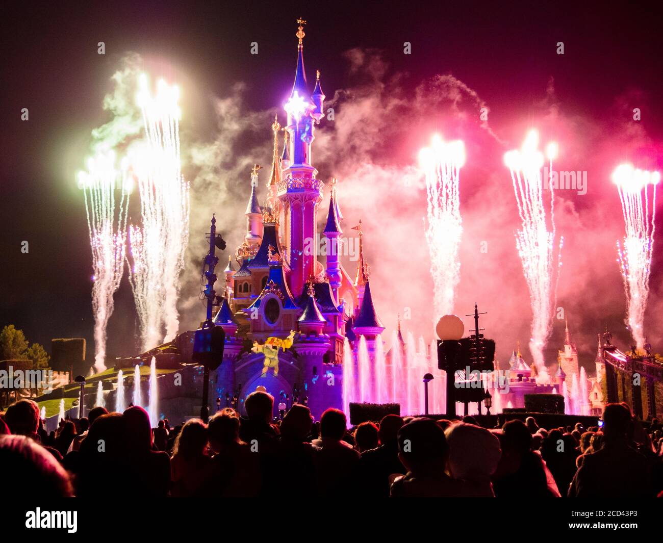 Disneyland Paris, château avec feux d'artifice Banque D'Images