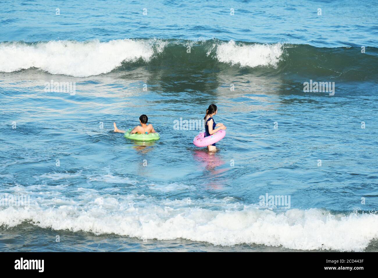 Les touristes affluent vers la plage de Golden Beach, un endroit pittoresque océanique local, pour profiter d'activités aquatiques pour soulager la chaleur estivale, West Coast New Area, Qingdao ville Banque D'Images