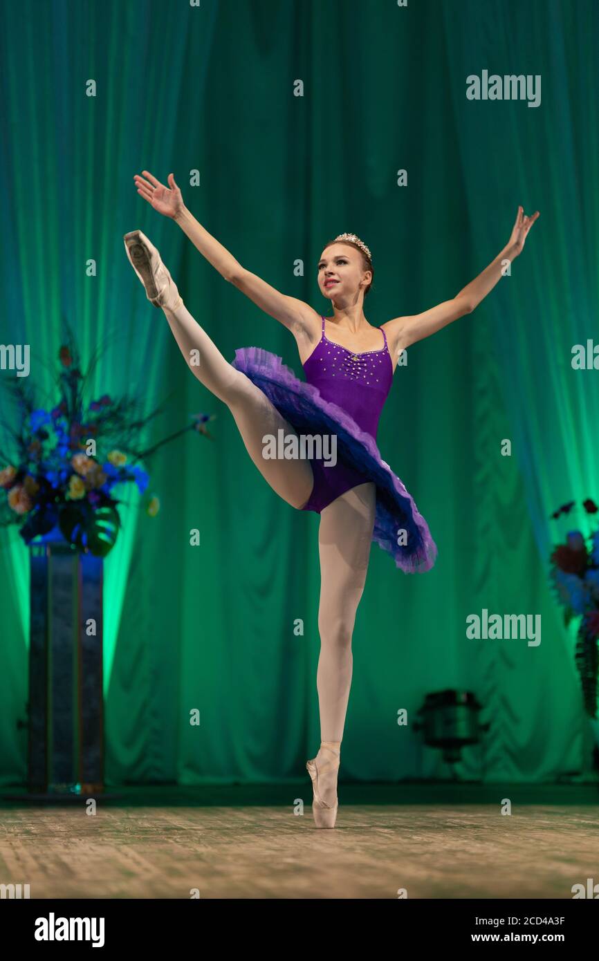 Ballerina jeune fille dans un tutu violet dansant sur sc ne dans