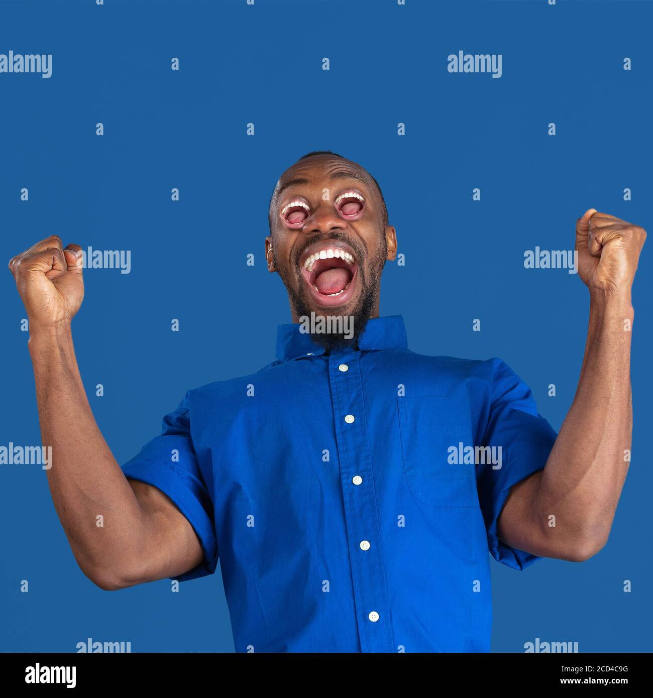 Portrait afro-américain de l'homme isolé sur fond de studio, monochrome. Beau modèle mâle avec la bouche au lieu des yeux. Concept des émotions humaines, expression faciale, ventes, publicité. Collage surréaliste. Banque D'Images