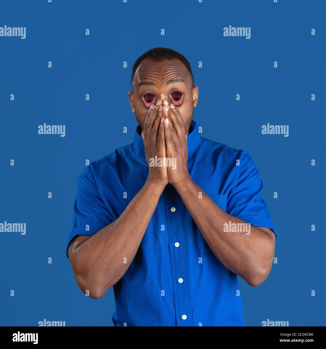 Portrait afro-américain de l'homme isolé sur fond de studio, monochrome. Beau modèle mâle avec la bouche au lieu des yeux. Concept des émotions humaines, expression faciale, ventes, publicité. Collage surréaliste. Banque D'Images