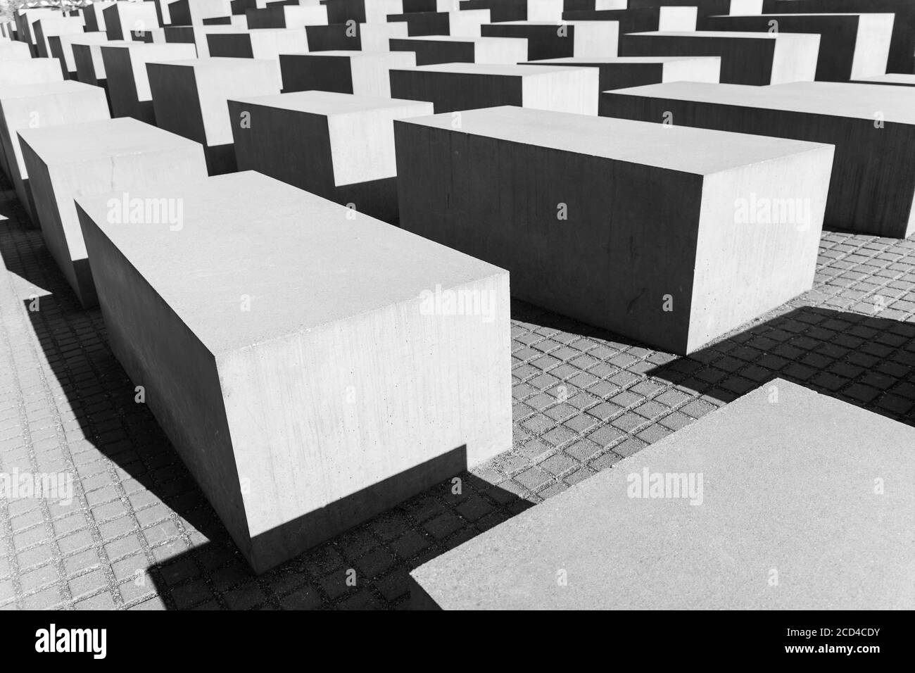 Mémorial aux Juifs d'Europe assassinés à Berlin (Allemagne). Holocauste-Mahnmal en allemand. Situé dans le quartier de Mitte. Noir et blanc. Dystopie. Banque D'Images