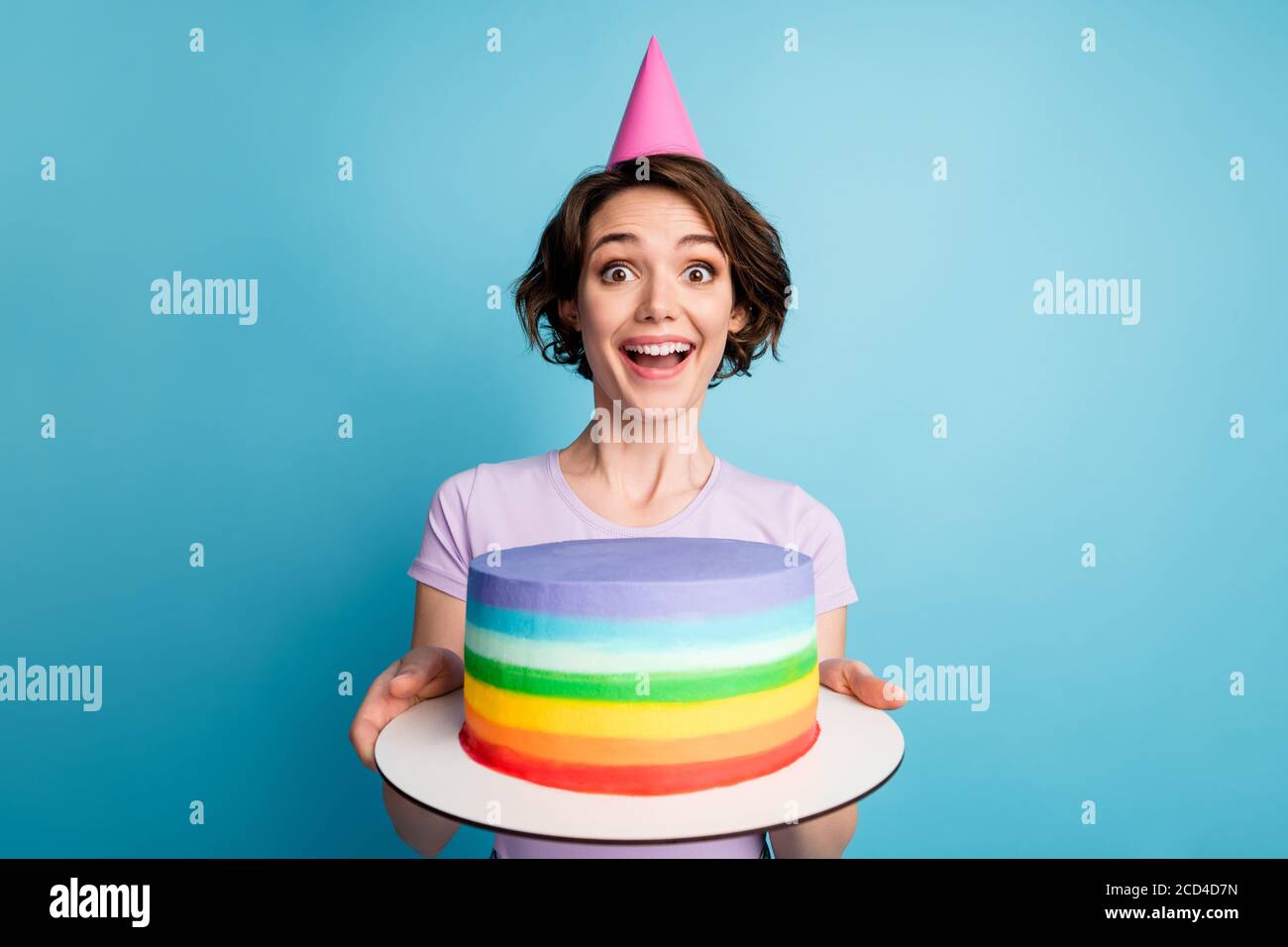 Joyeux Anniversaire Surprise Positive Fille Dans Le Chapeau De Cone De Donner Recevoir Gateau Impressionne L Usure Bonne Look Violet Vetements Isoles Sur Fond Bleu De Couleur Photo Stock Alamy