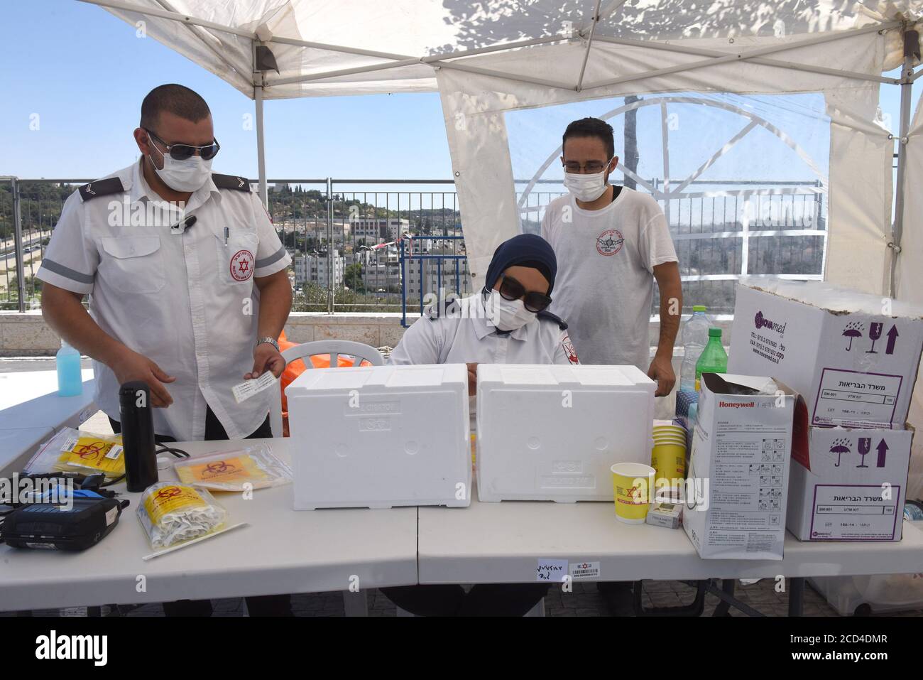 Jérusalem-est, Israël. 26 août 2020. Les agents de santé du service national d'urgence israélien, Magen David Adam, enregistrent les écouvillons utilisés pour tester la COVID-19 dans un centre d'essais en voiture à Jérusalem-est, le mercredi 26 août 2020. Pour la première fois ce mois-ci, le nombre de cas quotidiens de COVID-19 en Israël a presque dépassé 2,000 et est largement répandu dans les communautés arabes. Photo par Debbie Hill/UPI crédit: UPI/Alay Live News Banque D'Images