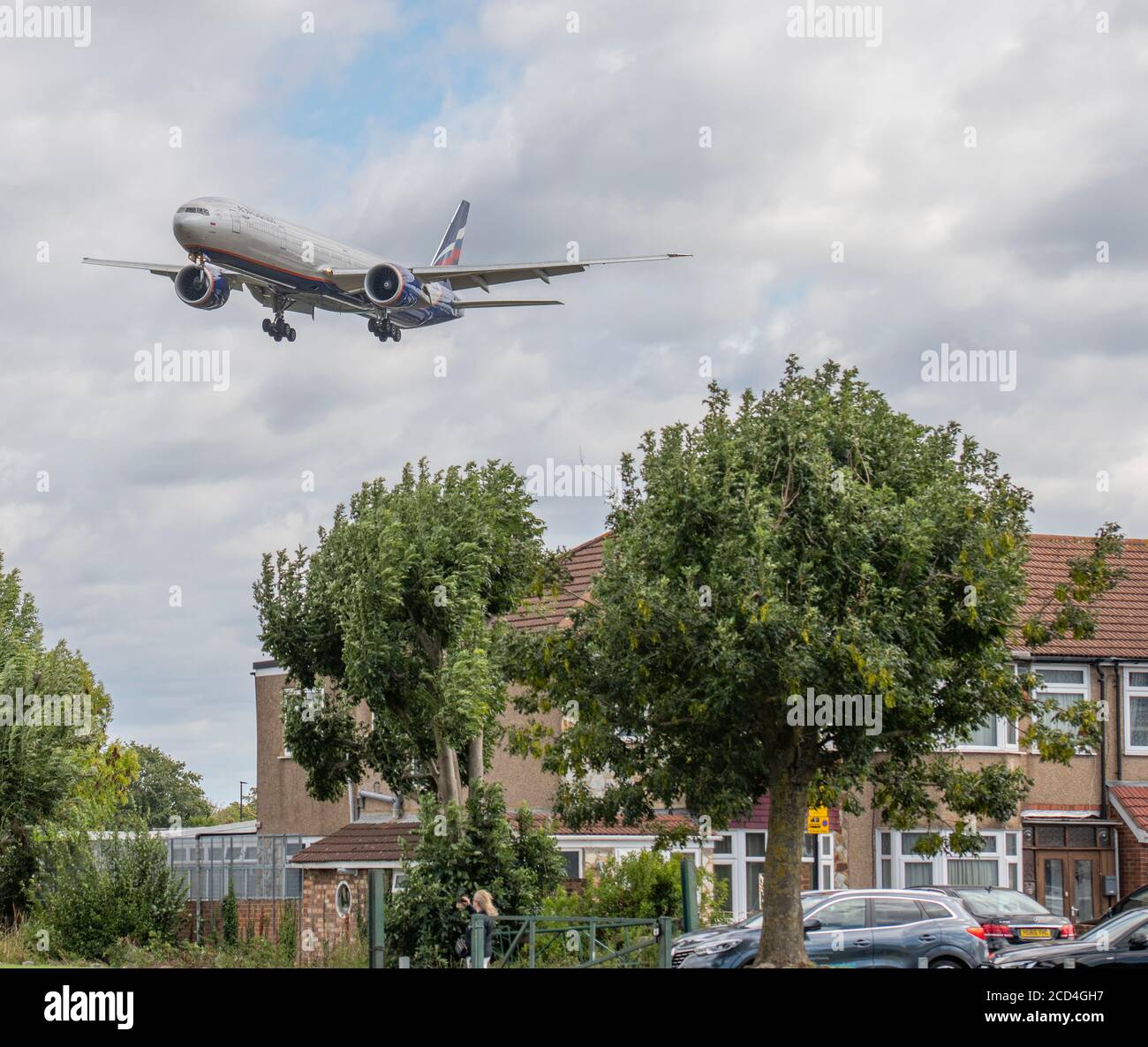 Aéroport de Heathrow, Londres, Royaume-Uni. 26 août 2020. Aeroflot Boeing 777 de Moscou au-dessus de Myrtle Avenue à l'approche de la piste 27L à Heathrow en vent de rafales, les restes de Storm Francis. La pandémie COVID-19 a vu l'industrie aérienne s'affadre dans le monde entier, avec environ 11% des passagers à Heathrow en juillet 2020 par rapport au même mois en 2019, et environ 25% des mouvements de trafic aérien à Heathrow en juillet 2020 par rapport à juillet 2019. Crédit: Malcolm Park/Alay. Banque D'Images