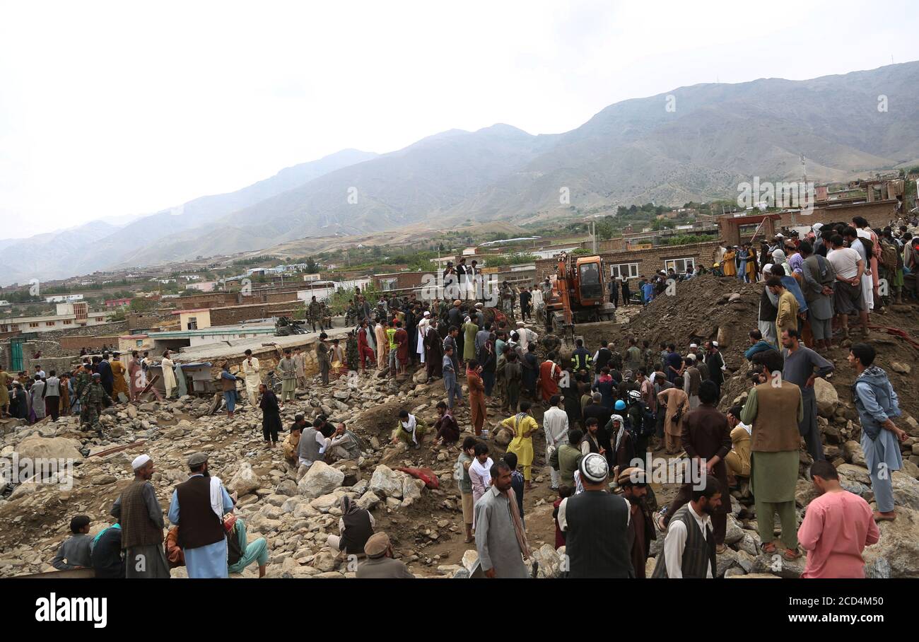 Parwan, Afghanistan. 26 août 2020. Les membres des forces de sécurité et les populations locales cherchent des victimes après une inondation à Charikar, province de Parwan, Afghanistan, le 26 août 2020. Le nombre de morts d'inondations dans la province de Parwan, dans l'est de l'Afghanistan, a grimpé à 73 et 100 autres ont été blessés, a confirmé mercredi le porte-parole du gouvernement provincial. Credit: Rahmatullah Alizadah/Xinhua/Alamy Live News Banque D'Images