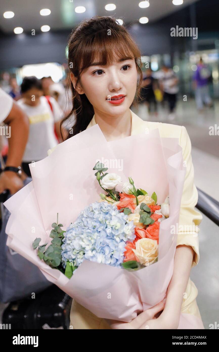 L'actrice chinoise Mao Xiaotong, également connue sous le nom de Rachel  Momo, se présente avec un sourire éclatant et reçoit des fans à un aéroport  de Shanghai, Chine, 8 juillet 202 Photo