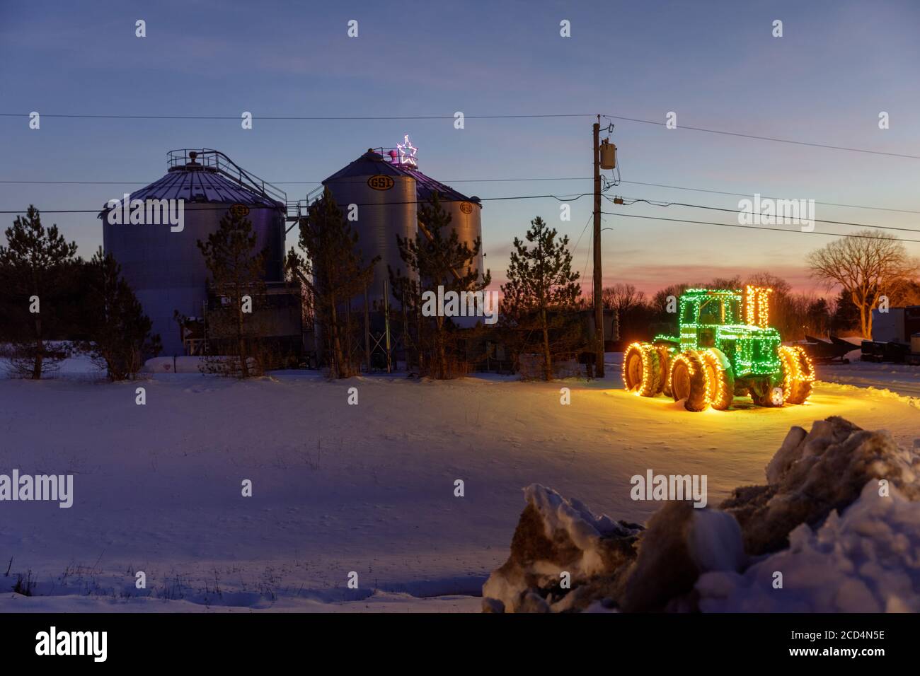 Un tracteur agricole décoré de lumières de Noël dans le comté d'Oneida, dans l'État de New York. Banque D'Images
