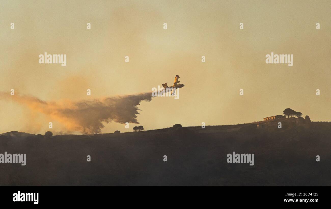 Opérations de lutte contre les incendies de forêt. Canadair au travail. Calabre, Italie. 2020. Banque D'Images