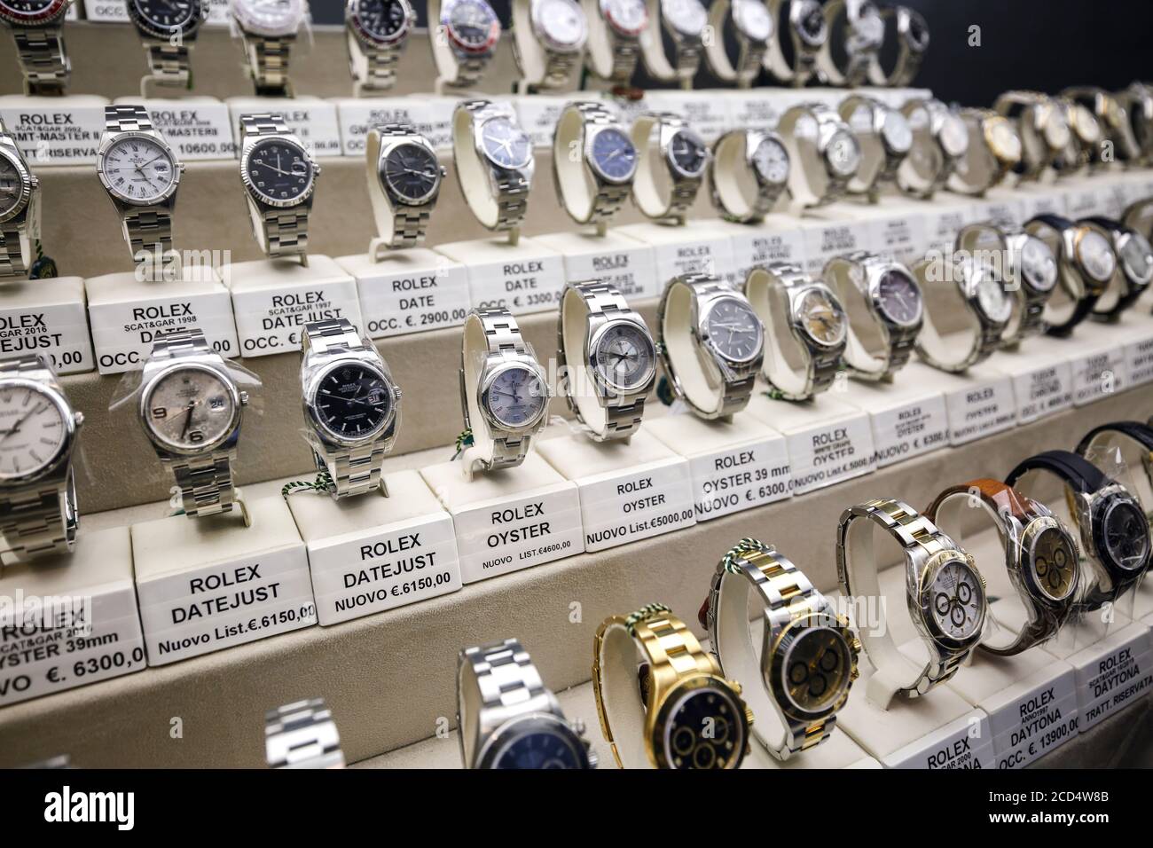 Roma, Italie, 25/11/2019: Groupe de montres de luxe à vendre dans un magasin spécialisé dans le centre-ville de Rome, Italie, reportage de voyage. Banque D'Images