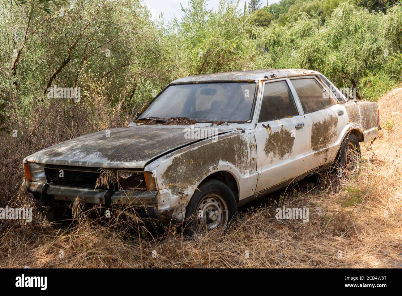 un vieux ford cortina corrodé et rouillé sur le côté de la route à zakynthos, zante, grèce. Banque D'Images