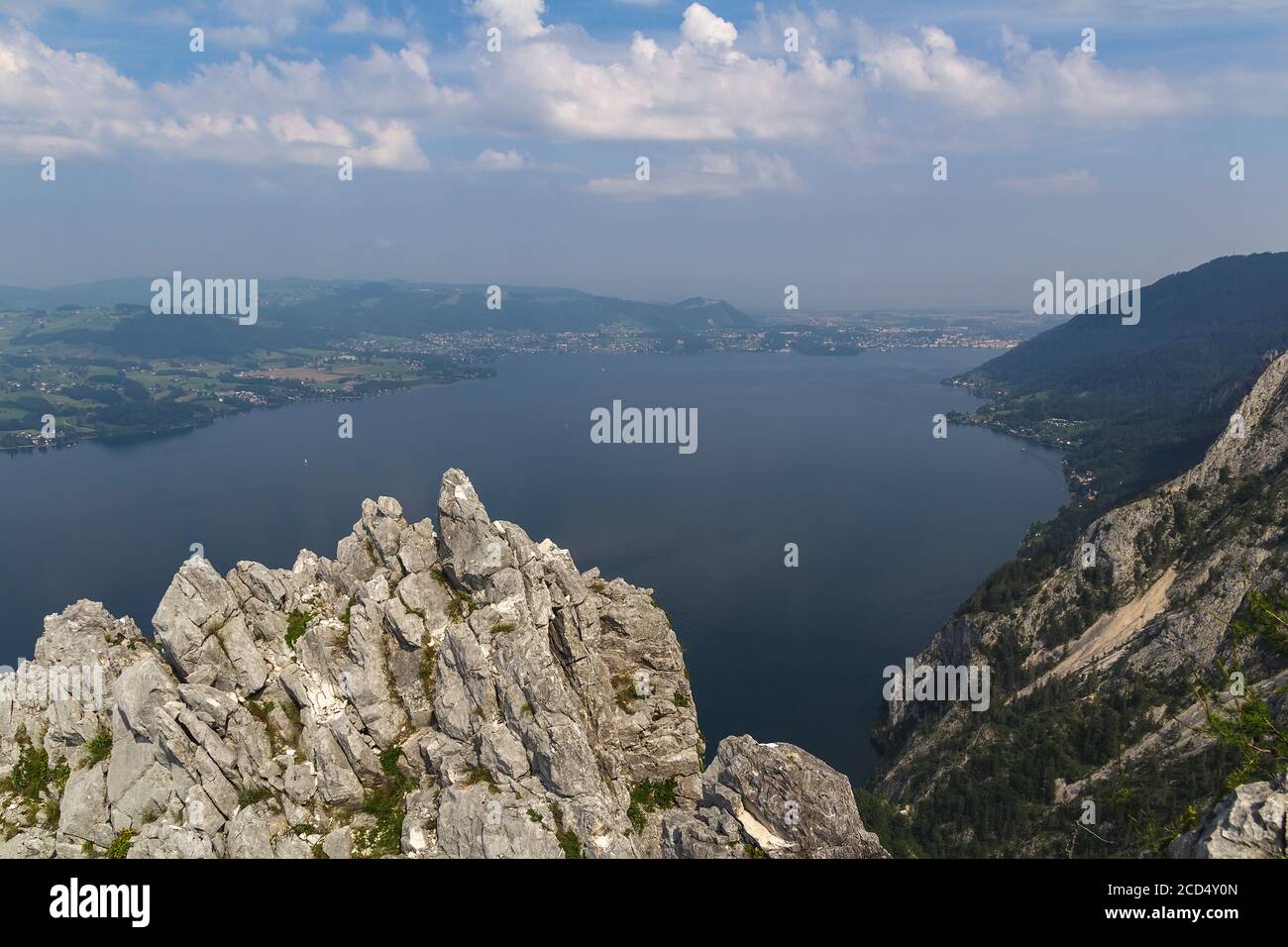 Lac de Traunsee avec montagne des alpes et ville de Gmunden de la colline Kleiner Schonberg. Paysage autrichien Banque D'Images