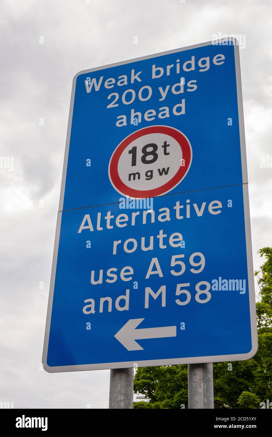 Panneau indiquant un pont faible à Ormskirk Lancashire juin 2020 Banque D'Images