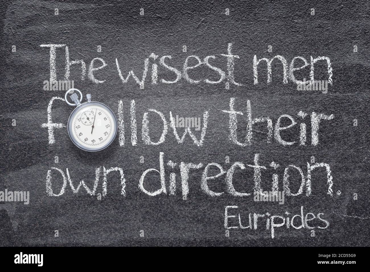 Les Hommes Les Plus Sages Suivent Leur Propre Direction Citation De Le Philosophe Grec Ancien Euripides Ecrit Sur Tableau Noir Avec Un Chronometre Vintage Au Lieu De O Photo Stock Alamy