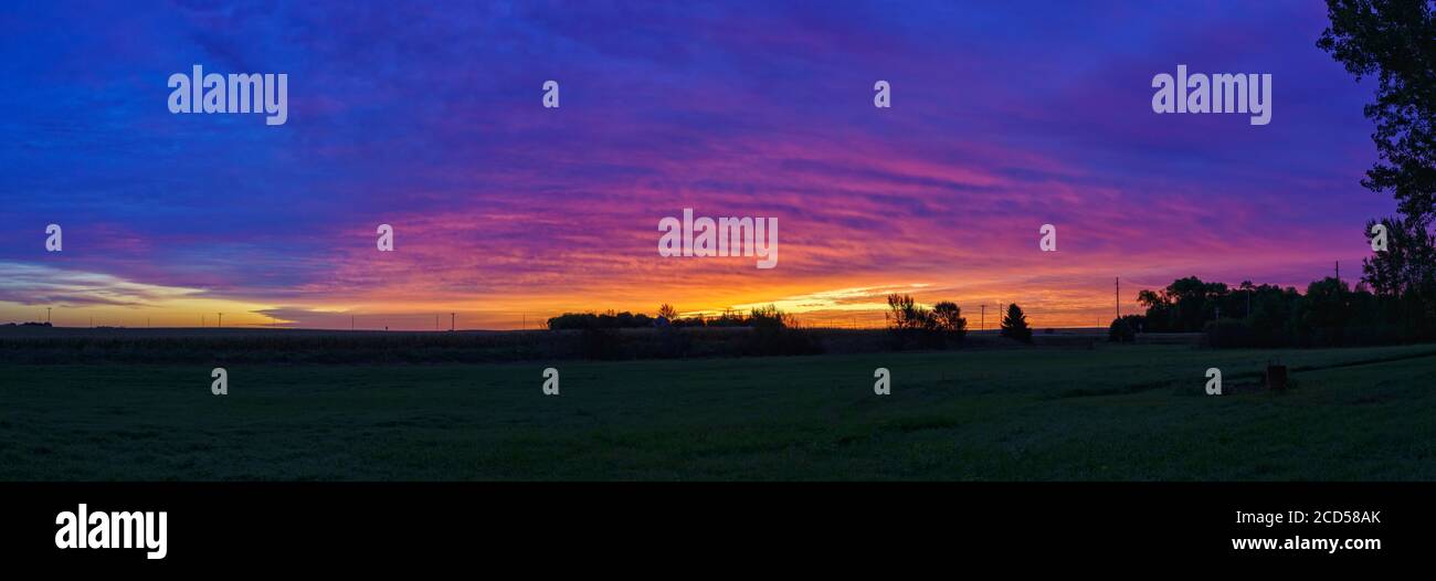 Ciel au lever du soleil au-dessus du champ le long de la Highway 9, Buffalo Center, Iowa, États-Unis Banque D'Images