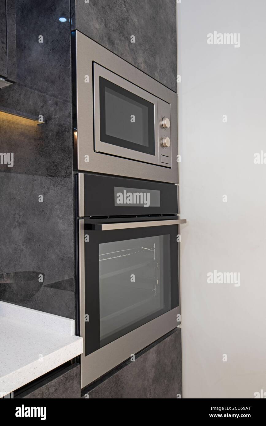 Décoration intérieure, cuisine moderne, four avec placards dans la salle d'exposition d'appartement de luxe Banque D'Images