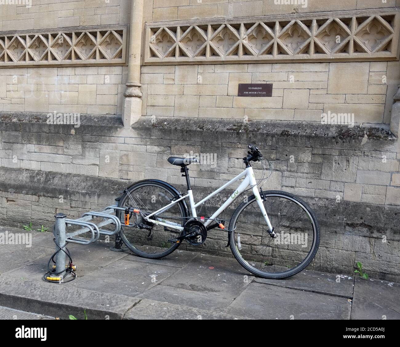 2020 août - vélo Lone verrouillé dans une zone de stationnement vide pour vélos de rue. Banque D'Images