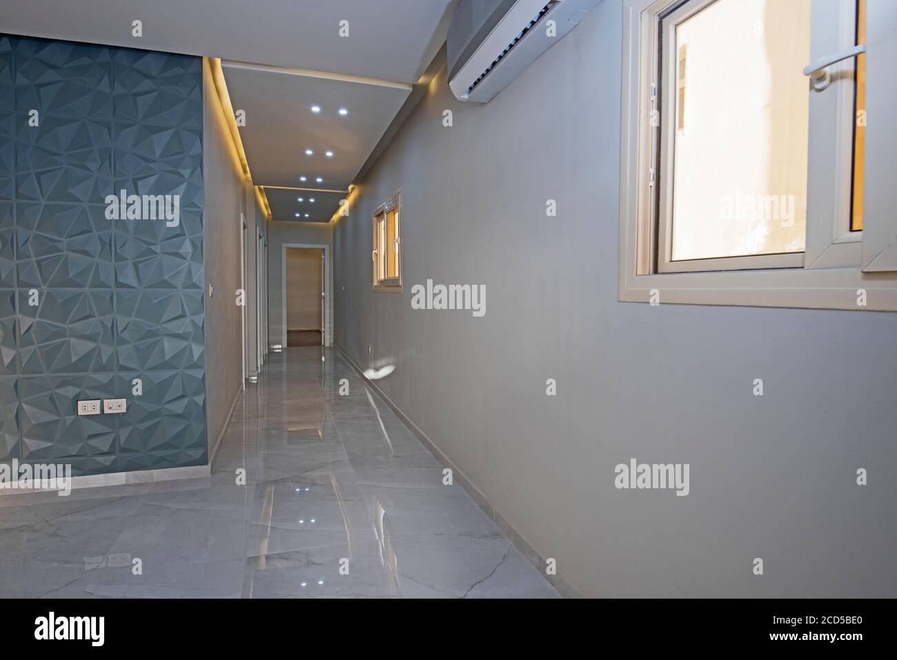 Décoration intérieure d'un couloir à l'intérieur d'un appartement de luxe moderne bâtiment avec éclairage led Banque D'Images