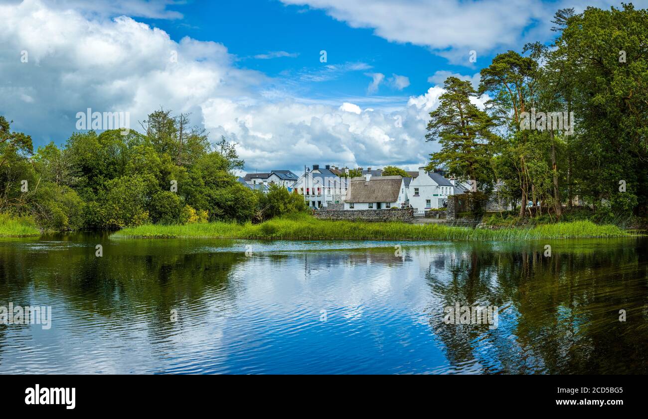 Vue sur les maisons sur la côte, Cong, comté de Mayo, Irlande Banque D'Images