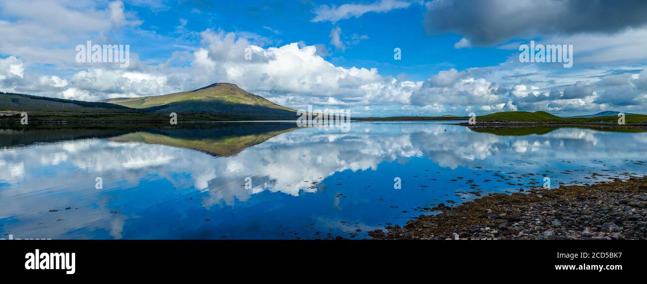 Vue sur le lac et les nuages sur le ciel, baie de Bellarmagher, comté de Mayo, Irlande Banque D'Images
