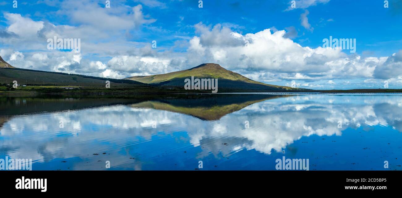 Vue sur le lac et les nuages sur le ciel, baie de Bellarmagher, comté de Mayo, Irlande Banque D'Images