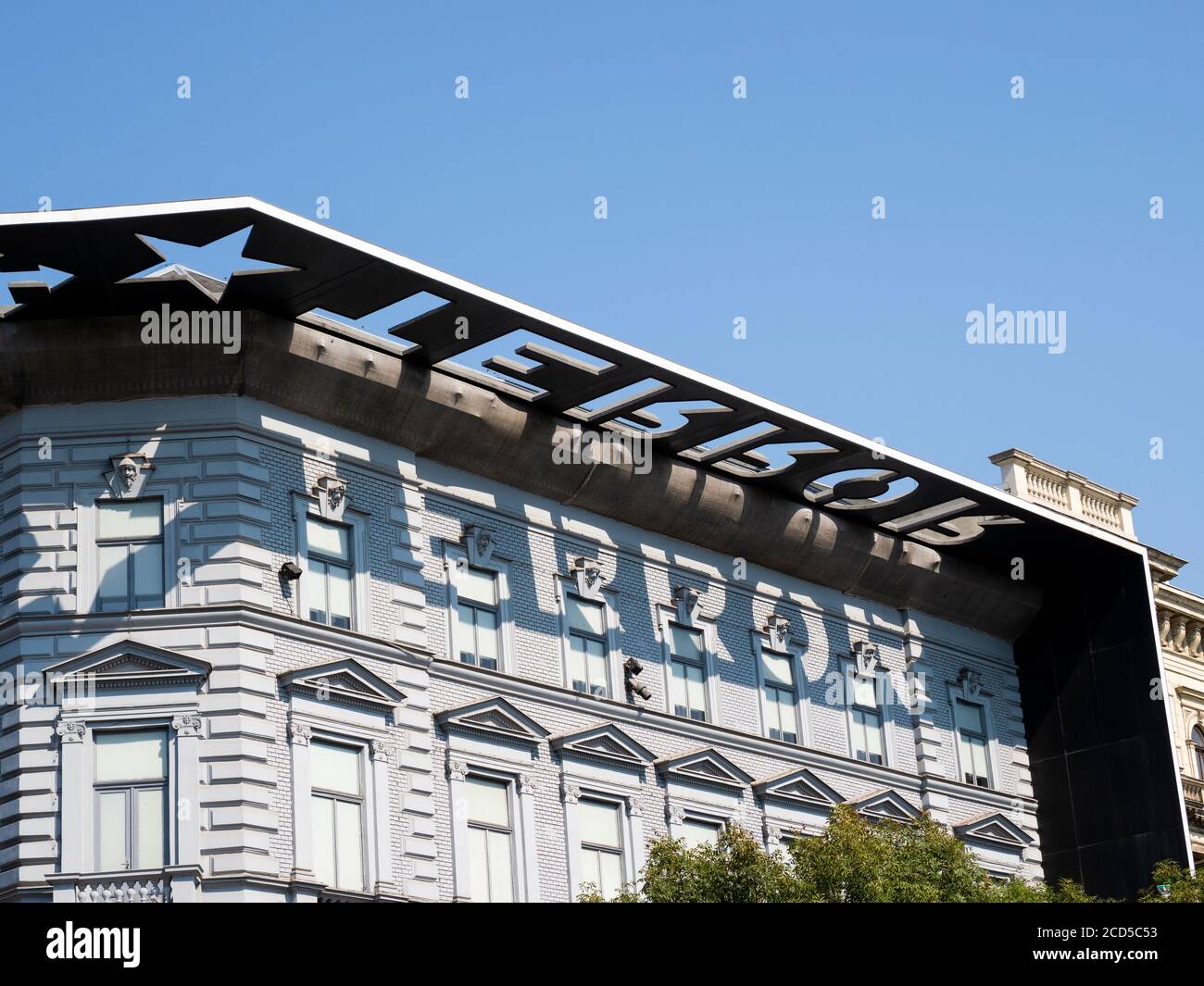 Vue à angle bas du musée, avenue Andrassy, Budapest, Hongrie Banque D'Images