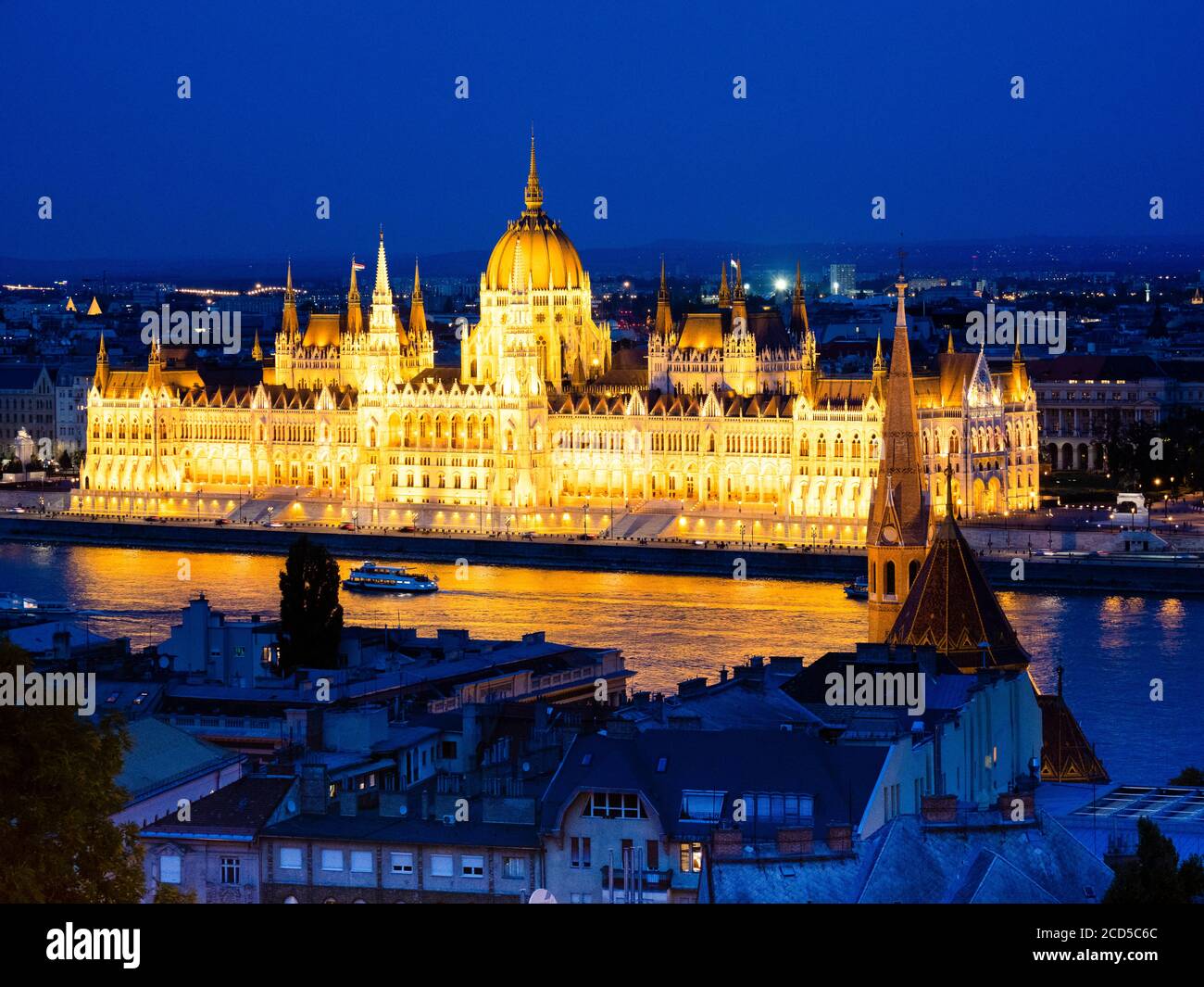 Avis du Parlement dans la nuit, Budapest, Hongrie Banque D'Images