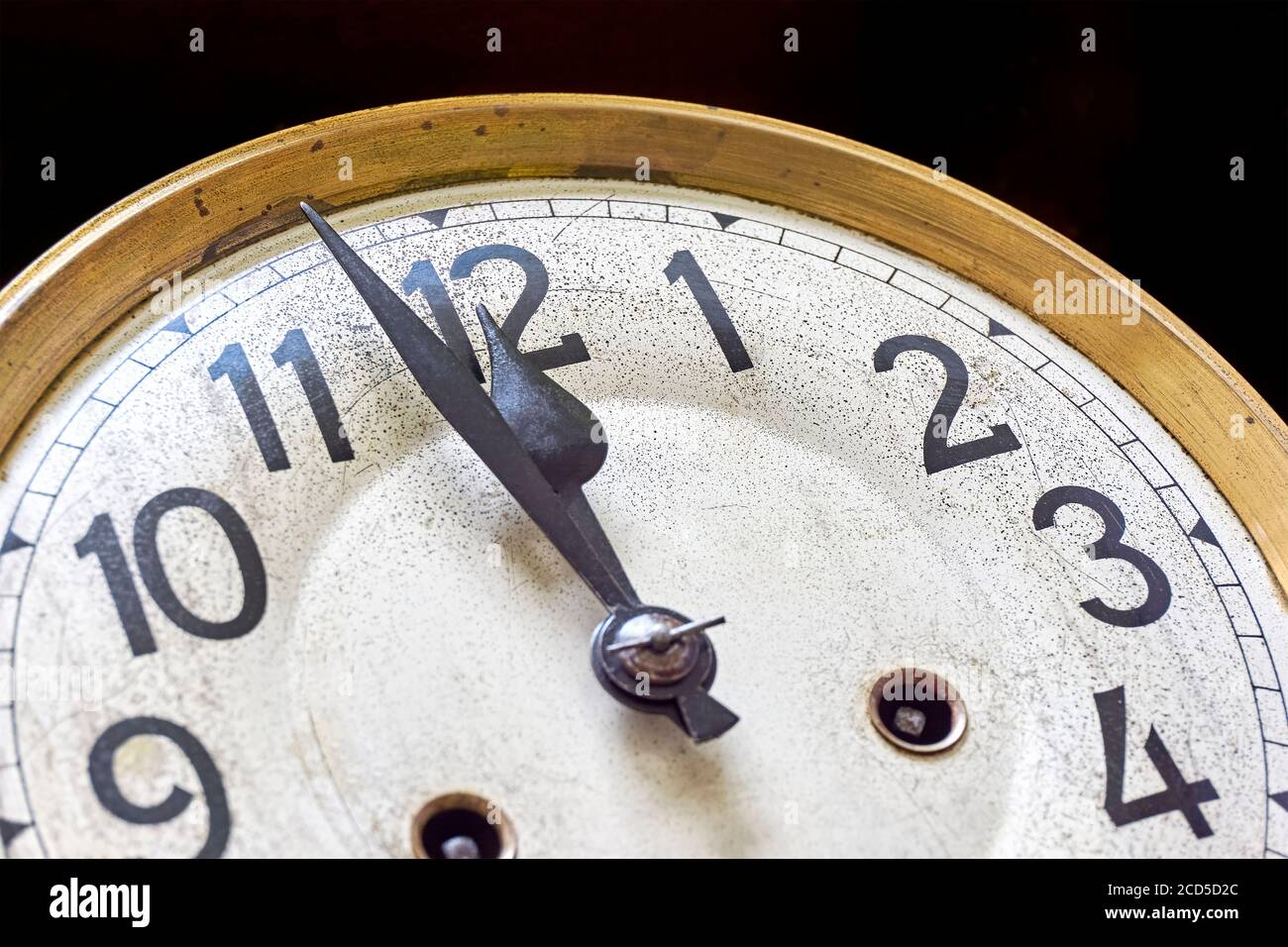 L'horloge ancienne affiche 2 minutes à 12 heures sur fond noir. Concept de la veille du nouvel an ou du compte à rebours. Banque D'Images
