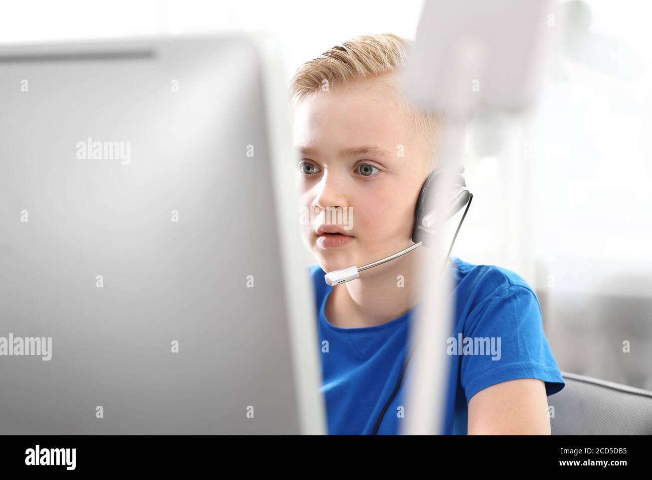 Leçon en ligne.E-learning. École sur le Web. L'enfant apprend par Internet, Banque D'Images