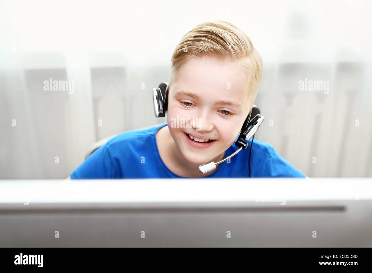 Leçon en ligne.E-learning. École sur le Web. L'enfant apprend par Internet, Banque D'Images